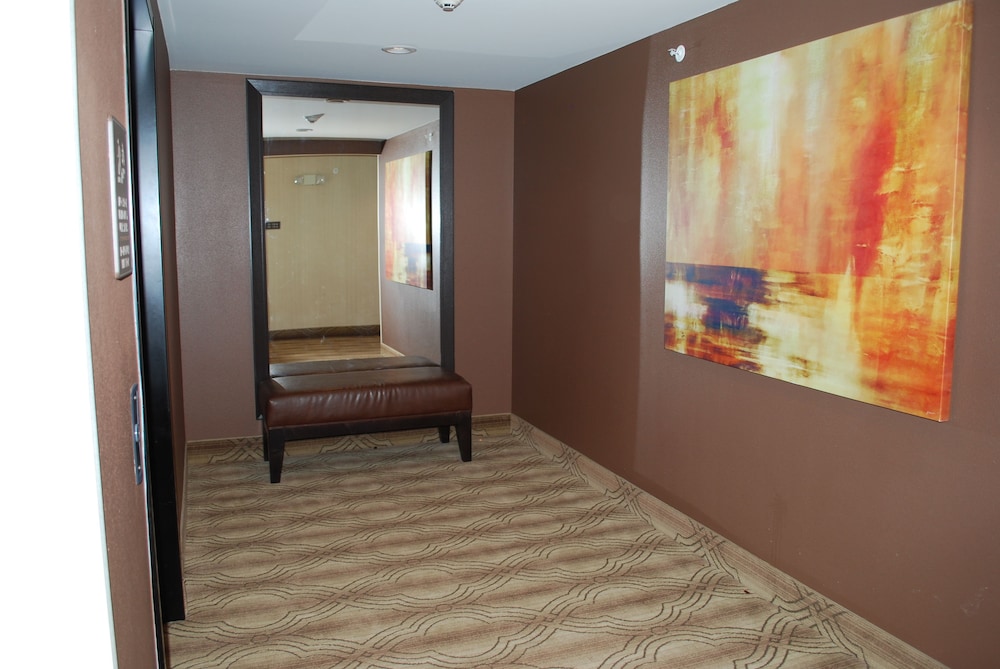 Landmark Suites - photo 27