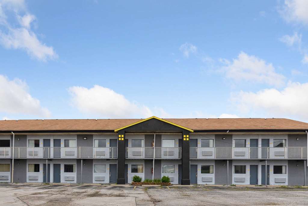 Super 8 by Wyndham Millbury Toledo - photo 8