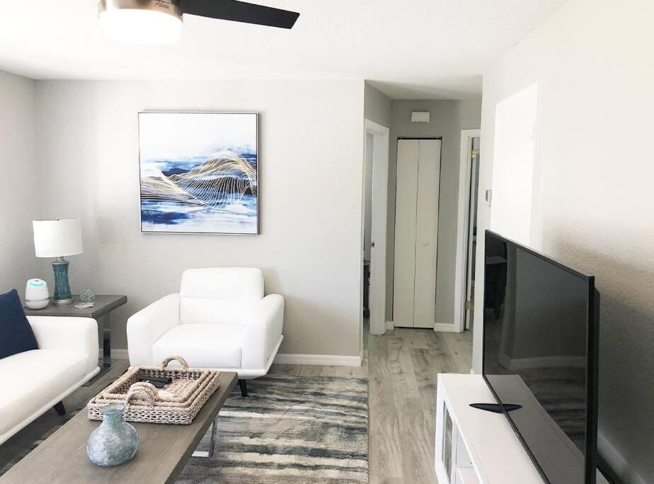 Modern Apartment 2 of 4 — 4-Star Luxury Hotel in Punta Gorda, United States
