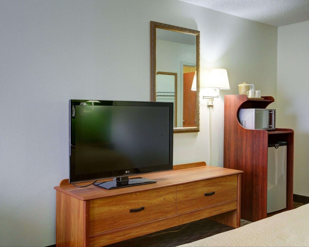 Quality Inn & Suites Airport - photo 12