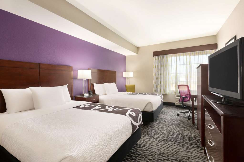 La Quinta Inn & Suites by Wyndham Fresno Northwest - photo 33