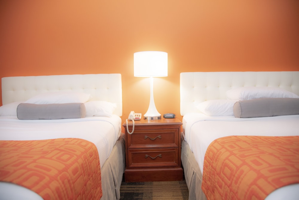 Howard Johnson Hotel & Suites by Wyndham Allentown Dorney - photo 17