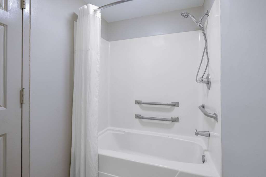 Days Inn & Suites by Wyndham Savannah Midtown - photo 26