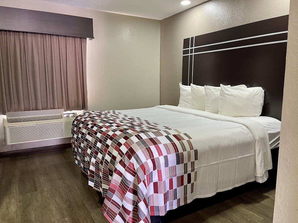 Richland Inn & Suites - photo 9