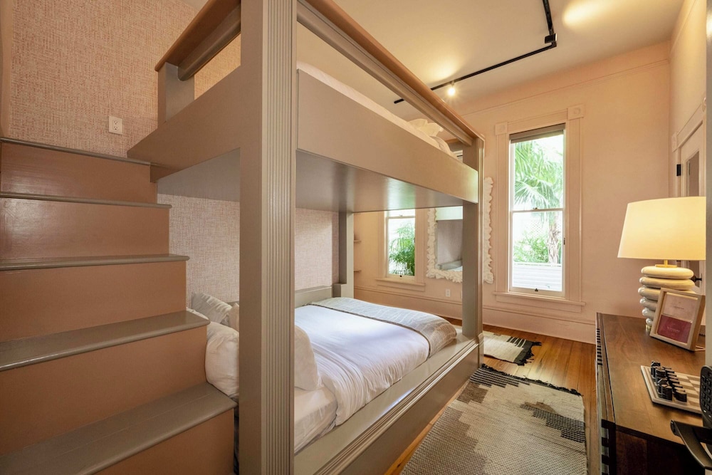 The Grand Maloney Hotel - photo 8