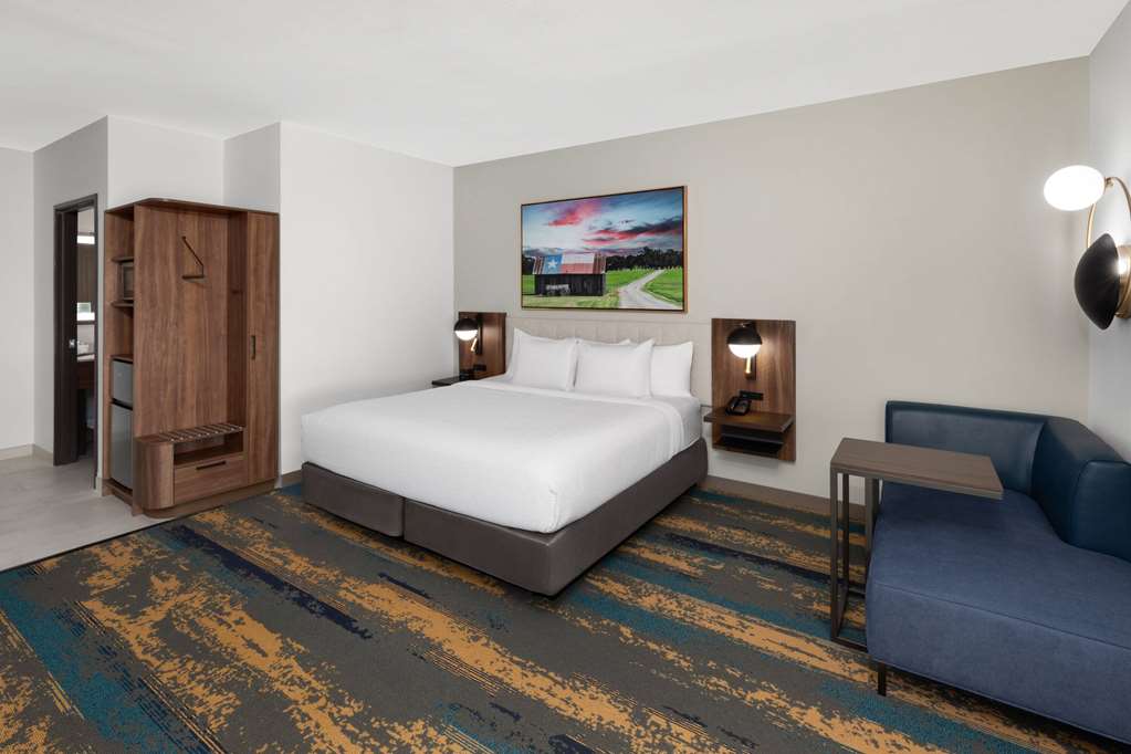 La Quinta Inn & Suites by Wyndham San Antonio at the RIM - photo 23
