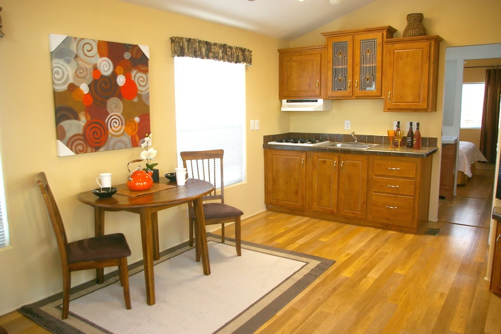Arden Acres Executive Suites and Cottages - photo 11