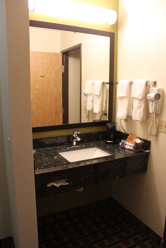 AmericInn by Wyndham West Burlington - photo 41