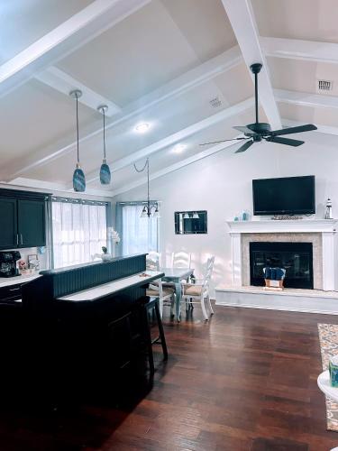 Shoreline Cottage Retreat Under a Canopy of Oak Trees — 4-Star Luxury Hotel in Pottsboro, United States