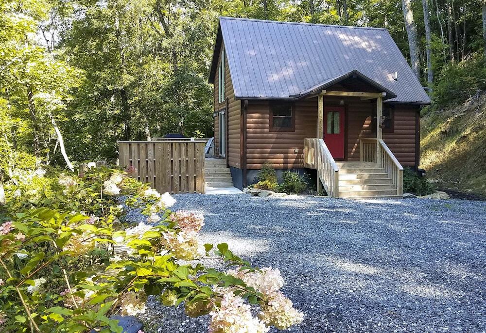 Hot Tub And Views Charming Bryson City Cabin — 4-Star Luxury Hotel in Bryson City, United States