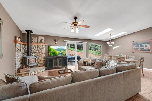 Great Cabin with AC Firepit Fireplace — 4-Star Luxury Hotel in Arnold, United States