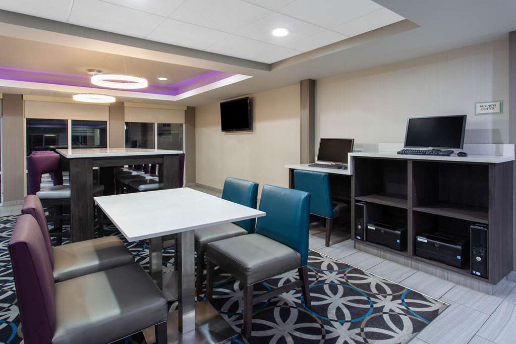 La Quinta Inn & Suites by Wyndham Effingham - photo 46
