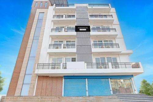 Day Stay 12 Hrs Slot: 8 AM to 8 PM Townhouse Oak Sector 62 Paras Trinity Mall — 4-Star Luxury Hotel in Gurgaon, India