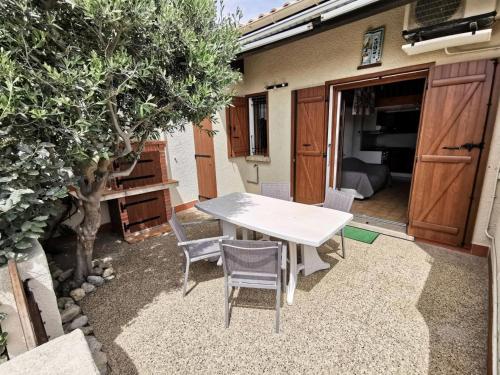 Résidence GRANDE BLEUE Maisons & Villas pour 6 Personnes 04 — 4-Star Luxury Hotel in Leucate, France