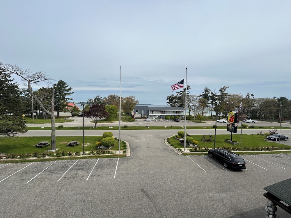 Super 8 by Wyndham Bridgeview of Mackinaw City - photo 32