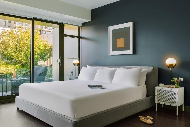 Sonder Revival Apartments English Bay — 4-Star Luxury Hotel in Vancouver, Canada