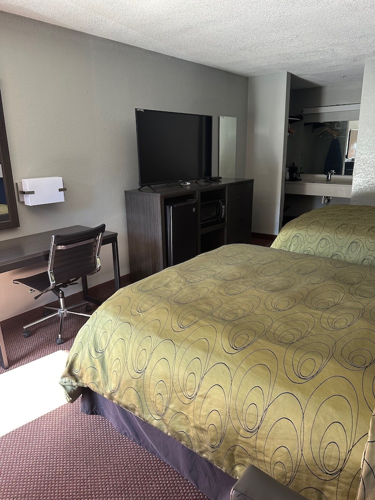 Clairmont Inn & Suites Warren - photo 31