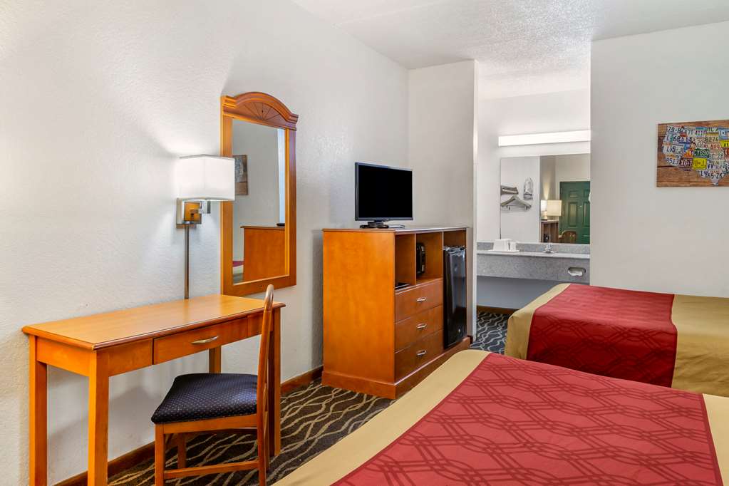 Econo Lodge Inn & Suites Albany North - photo 8