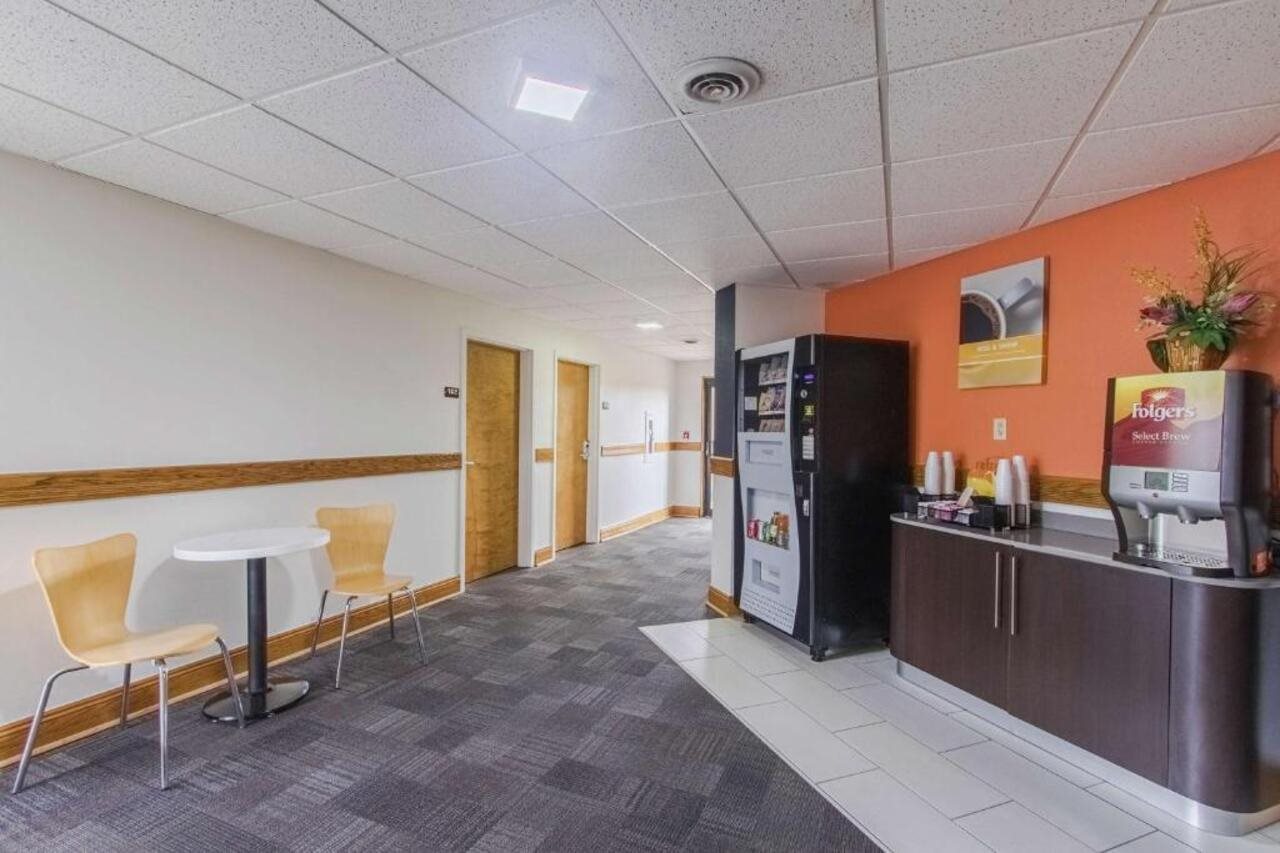 Red Roof Inn Greencastle South Cloverdale - photo 8