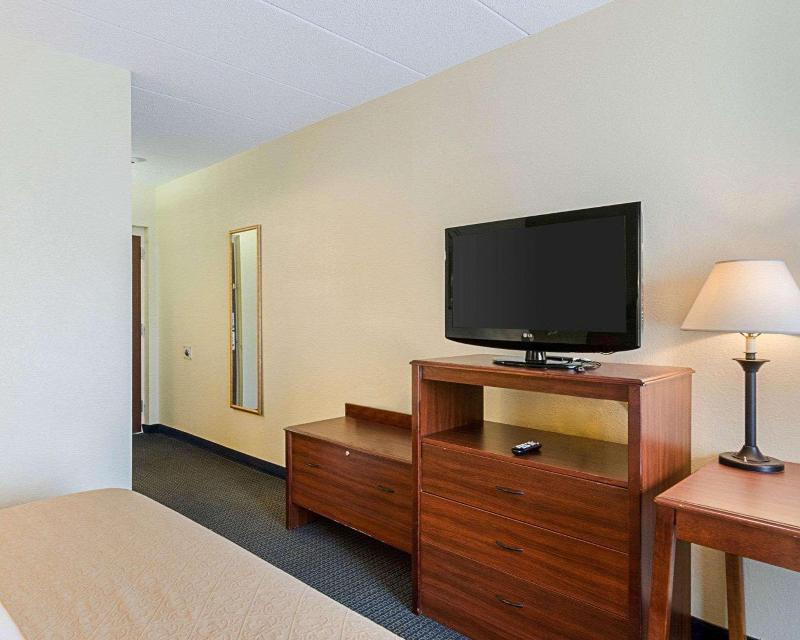 Quality Inn & Suites - photo 12