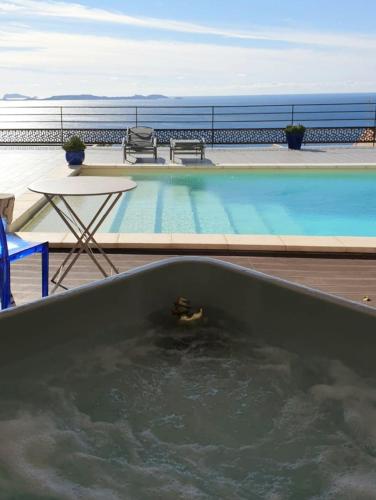 Les Suites Love 2 Spa Vue Mer Piscine in Marseille, France