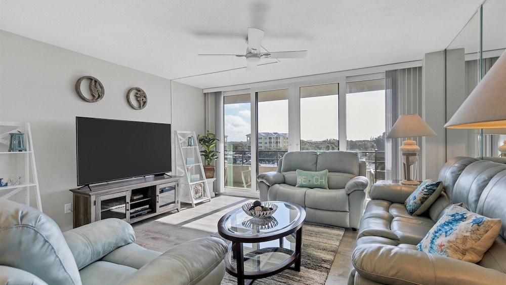6415 Midnight Pass #605 — 4-Star Luxury Hotel in Siesta Key, United States