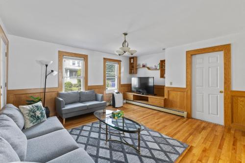 17 Cozy&Spacious 3 bedroom home in Malden with window AC — 4-Star Luxury Hotel in Malden, United States