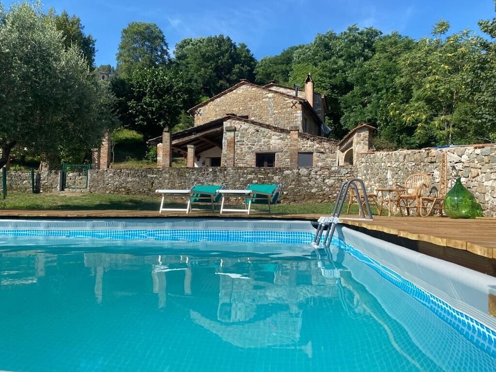 Podere il Giardino Casale Rustico degli Ulivi con piscina e parco Lucca — 4-Star Luxury Hotel in Pescaglia, Italy