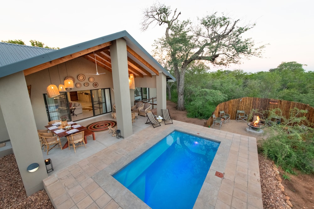 Rooibos Luxury Bush Cottage — 4-Star Luxury Hotel in Hoedspruit, South Africa