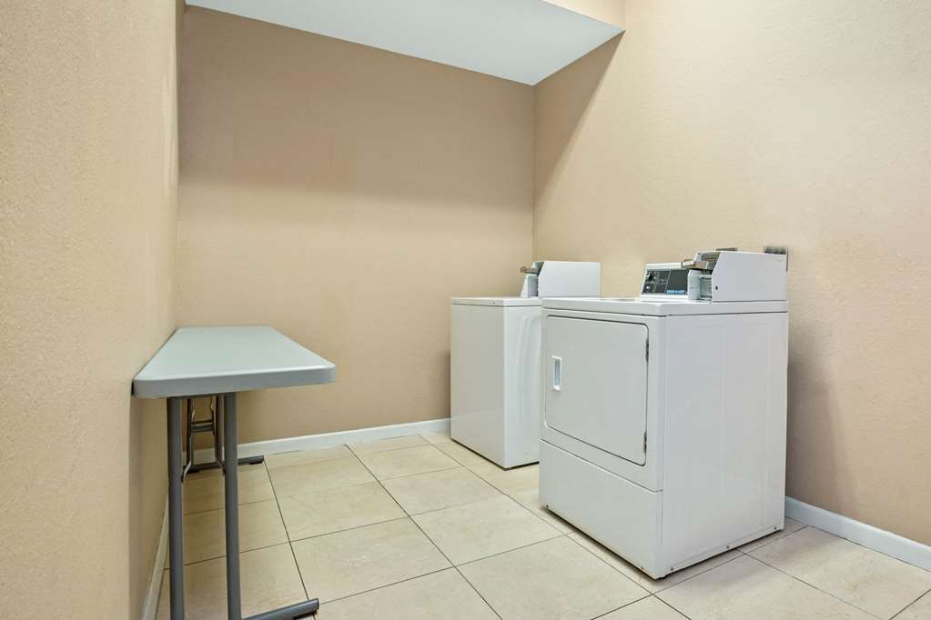 La Quinta Inn & Suites by Wyndham Pearland Houston South - photo 48