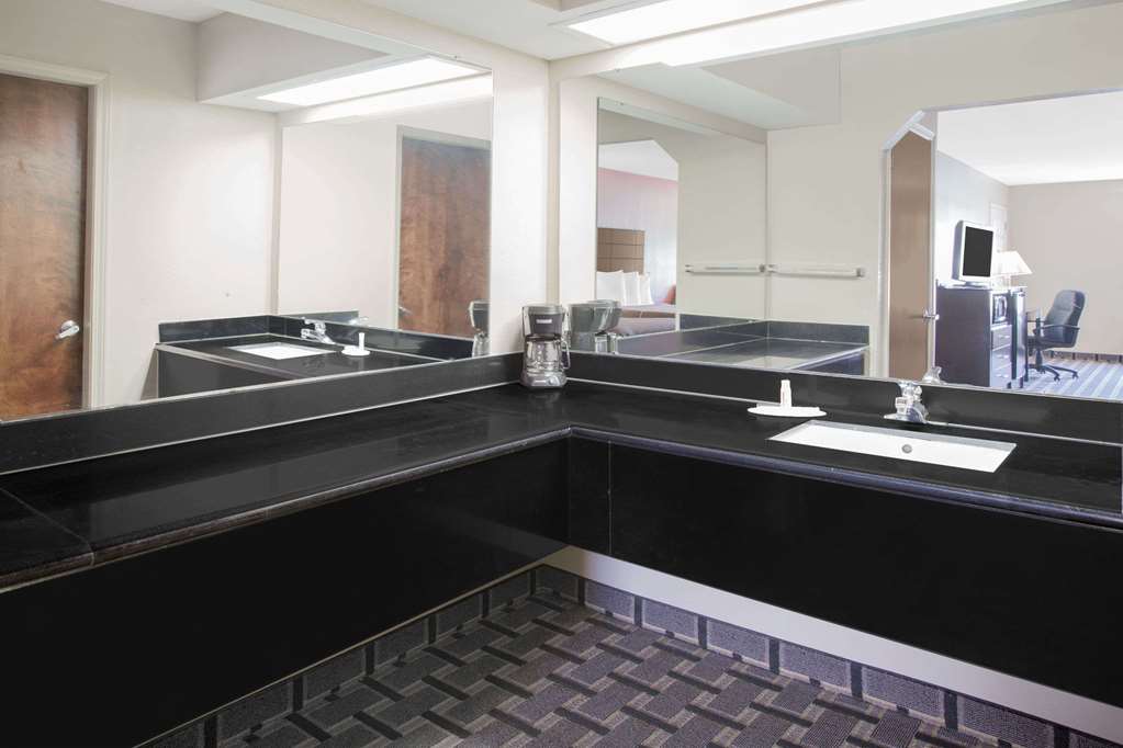 Days Inn & Suites by Wyndham Pine Bluff - photo 8