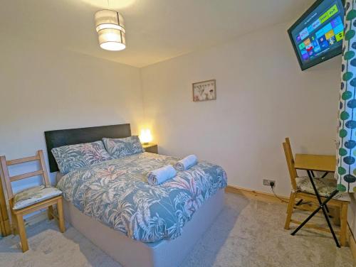 Double Room l Large TV l Great Transport Links in Bolton, United Kingdom
