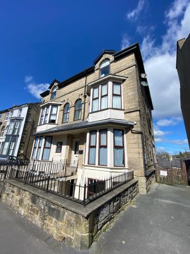 2 Bedroom Garden Apartment with parking