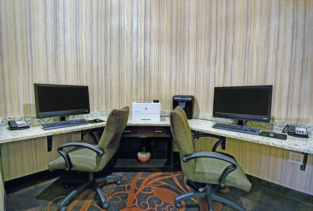 Hampton Inn Beloit - photo 46