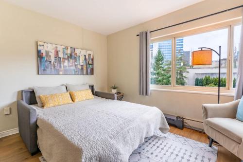 Eclectic Downtown & Cap Hill King bed & Kitchen - photo 23