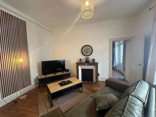 Appartement charmant à Moulins avec terrasse privée — 4-Star Luxury Hotel in Moulins, France