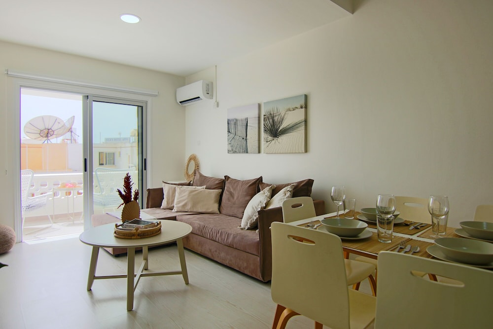 Phaedrus Living City View Fountain Court 113