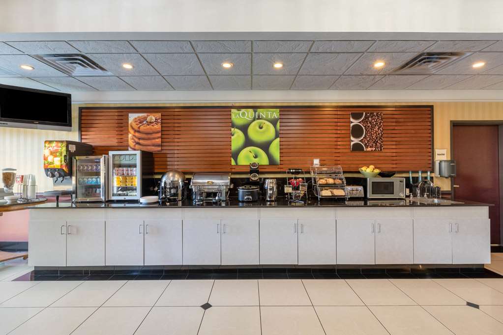 La Quinta Inn & Suites by Wyndham Dodge City - photo 28