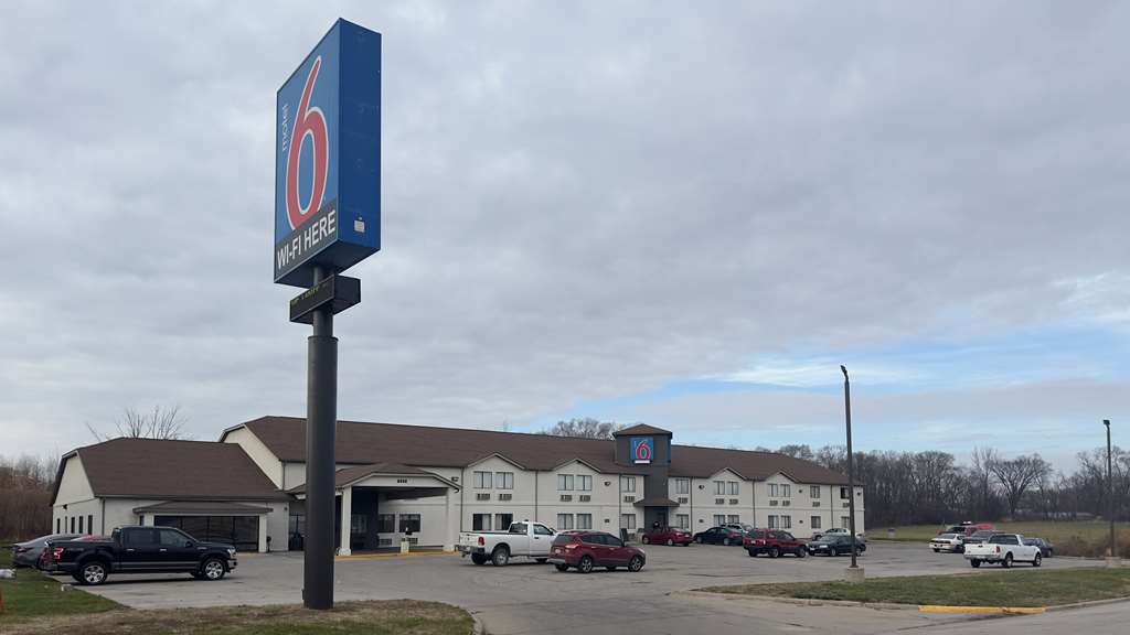 Motel 6 Waterloo IA - carbon neutral hotel in Waterloo