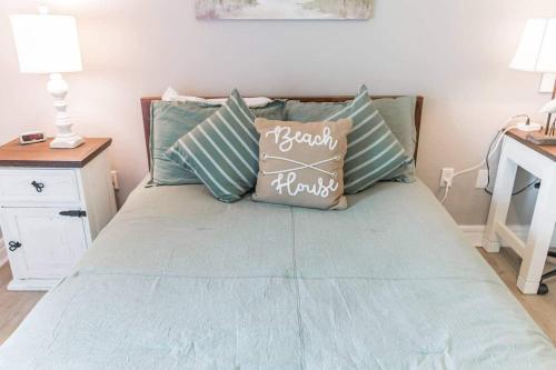 Forest Beach Condo Walk to Coligny — 4-Star Luxury Hotel in Hilton Head Island, United States