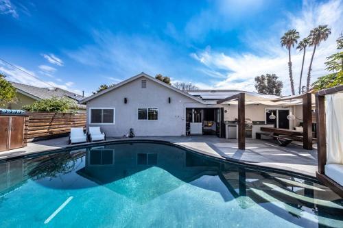 Luxury 3BR with Cabana Oasis Pool & Style — hotel in Costa Mesa