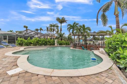 Waterfront 4BR Home with Heated Pool Boat Lift Free Parking Near Beach Sleeps 11 — 4-Star Luxury Hotel in Fort Myers Beach, United States