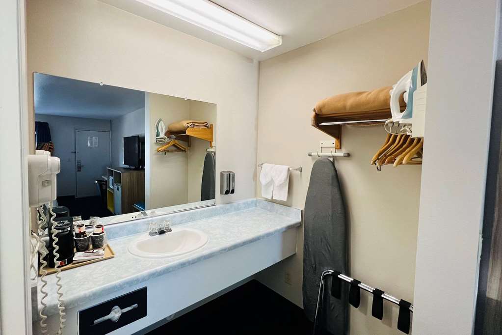 Days Inn by Wyndham Ridgecrest near China Lake Naval Station - photo 13