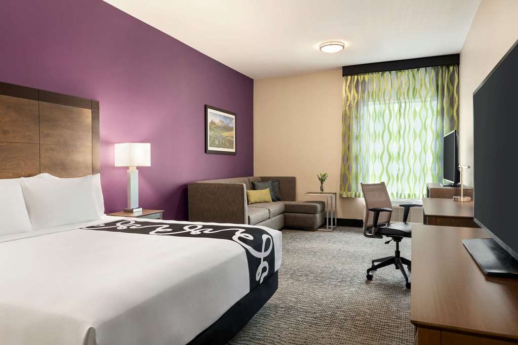 La Quinta Inn & Suites by Wyndham Burlington - photo 12