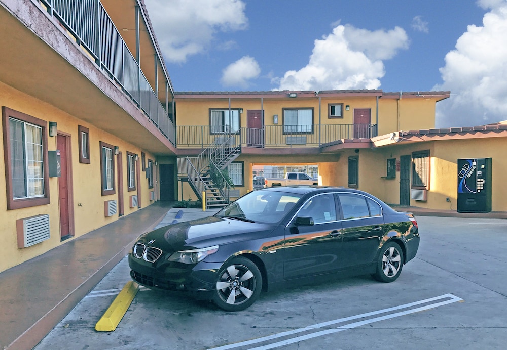 Satellite Motel - photo 35