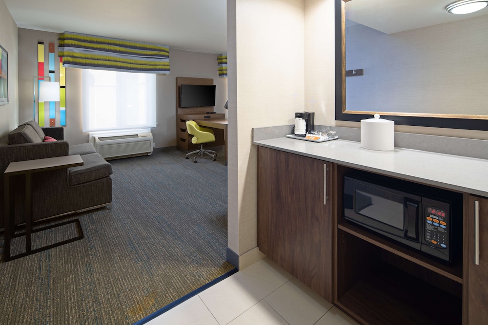 Hampton Inn Visalia - photo 13