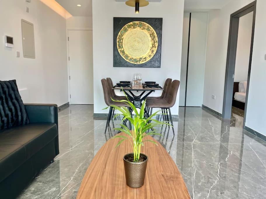 V Premium Brand New Central flat