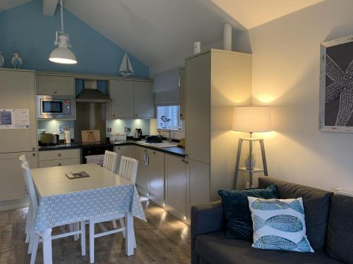 Rosies The Bay 2 bedrooms with ensuites parking for 2 cars 2 dogs welcome