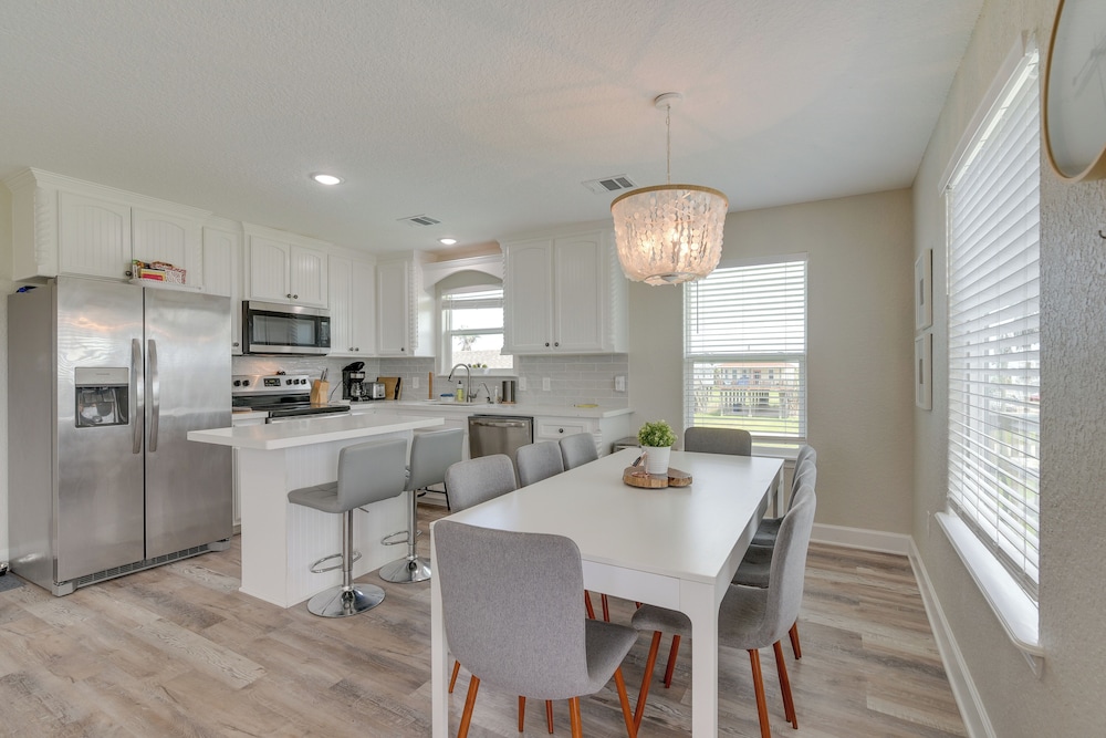 Walk to Water Family Friendly Surfside Beach Home — 4-Star Luxury Hotel in Surfside Beach, United States