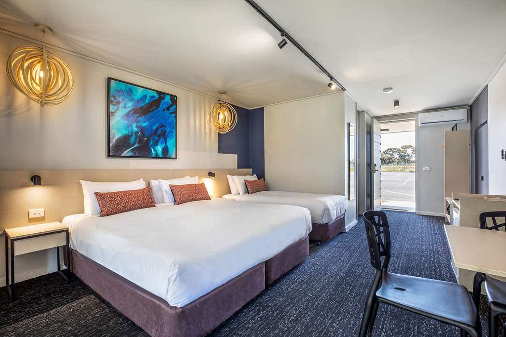 Nightcap At Gateway Hotel — Corio